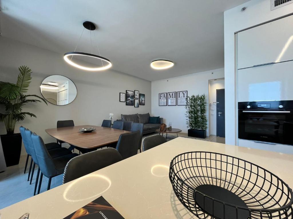 New Luxuries 3 bedroom apartment in J TOWER photo 1