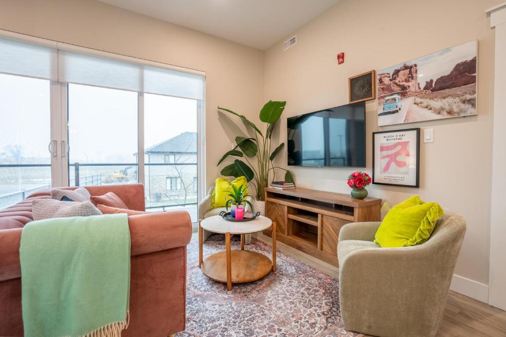 Brand New! 2 Bedroom Luxury Condo photo 3
