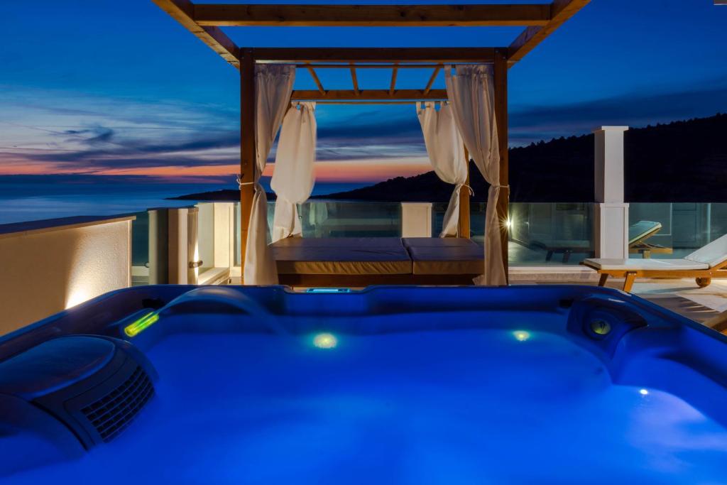Villa Esquel - Beachfront, heated pool photo 3