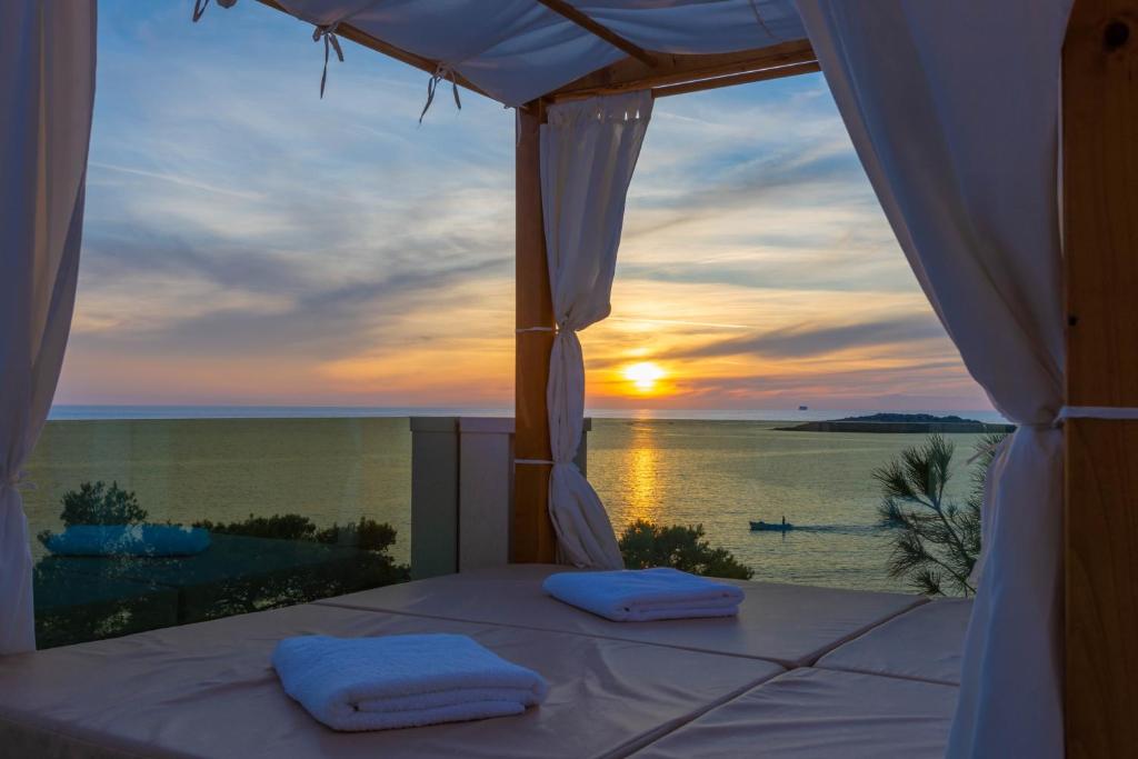 Villa Esquel - Beachfront, heated pool photo 2
