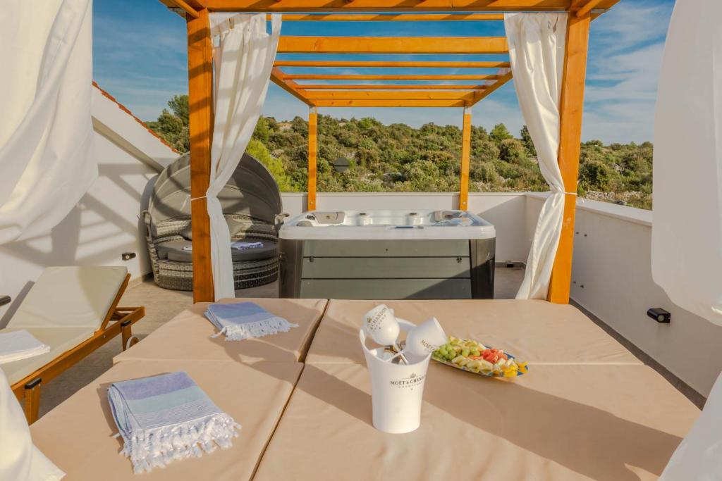 Villa Esquel - Beachfront, heated pool photo 4