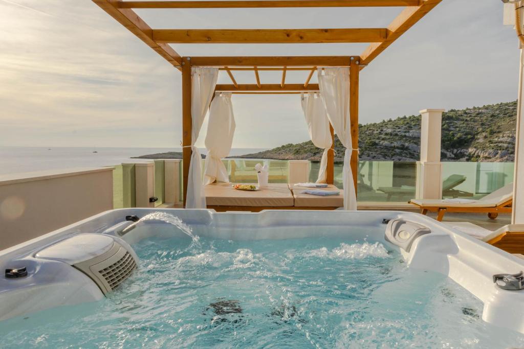 Villa Esquel - Beachfront, heated pool photo 1