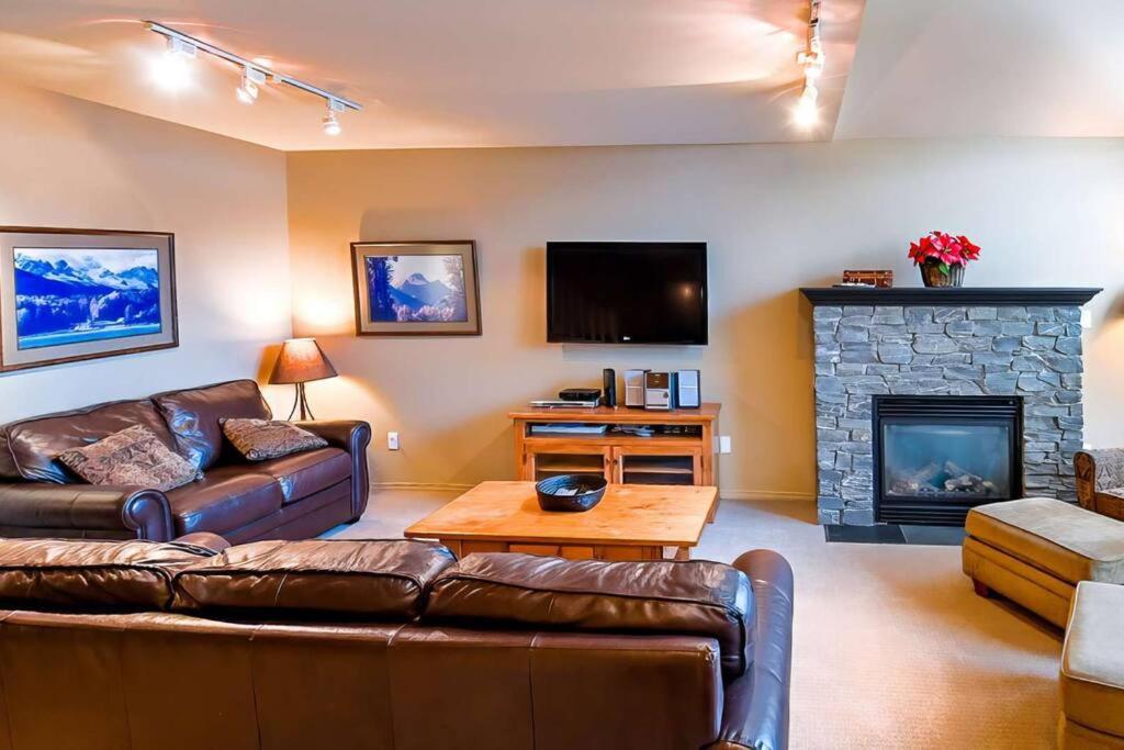 Thunder Ridge Chalet by Fernie Lodging Company photo 1