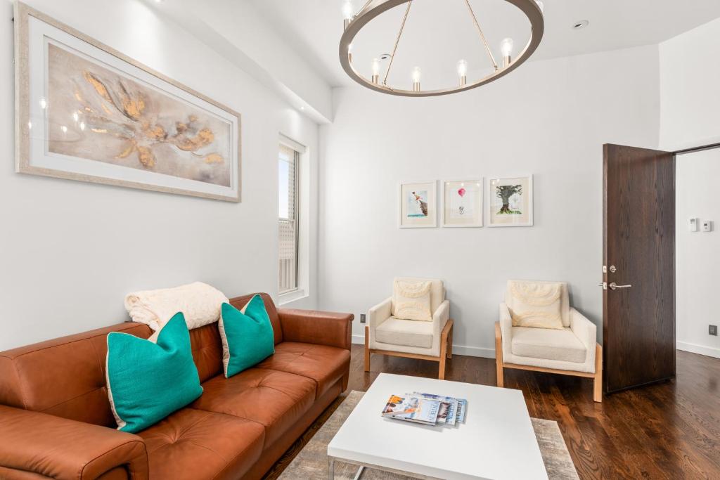 Independence Square 208, Stylish Luxury Suite with Full Kitchen & Living Area photo 1