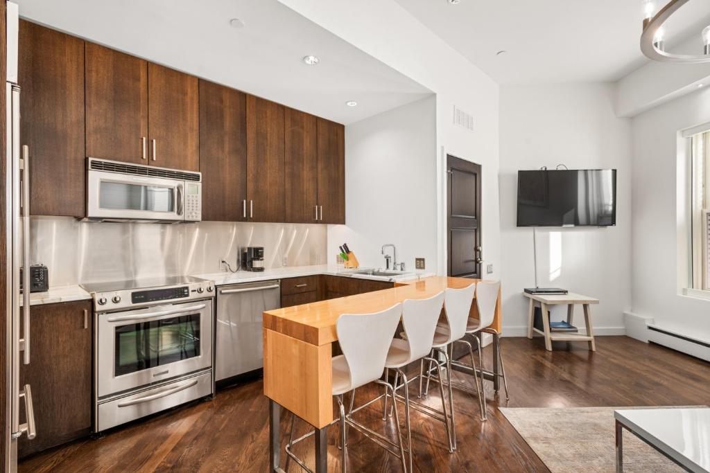 Independence Square 208, Stylish Luxury Suite with Full Kitchen & Living Area photo 3