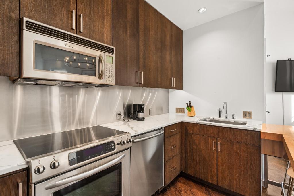 Independence Square 208, Stylish Luxury Suite with Full Kitchen & Living Area photo 4