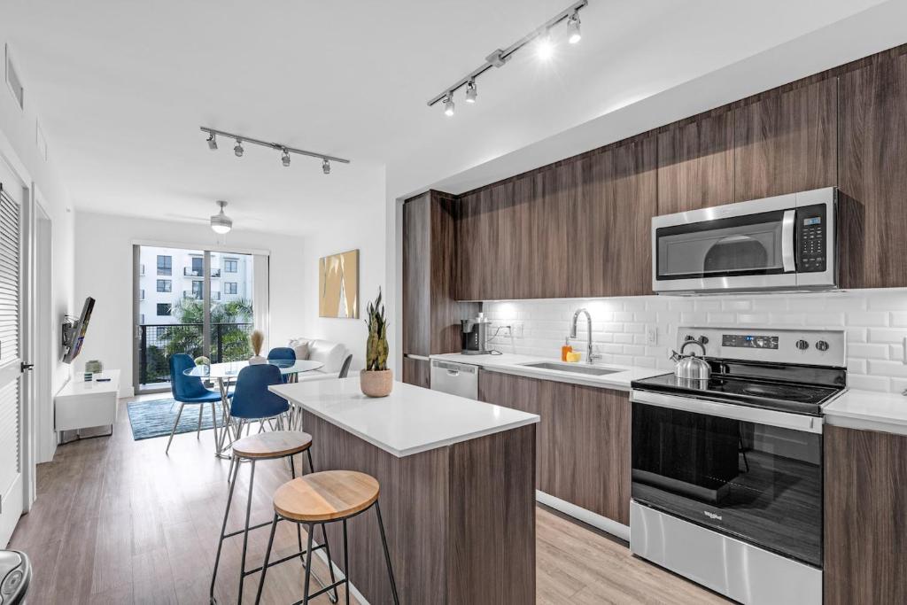 Sleek Doral Retreat 1 Bed Oasis With Free Parking image