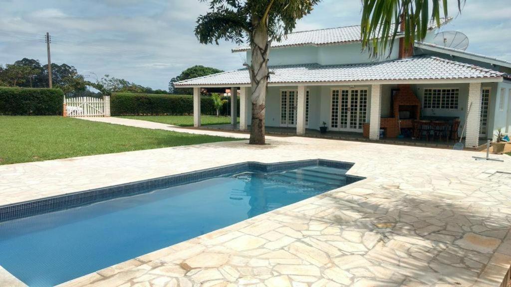 Casa com piscina em condomínio ensolarada! photo 1