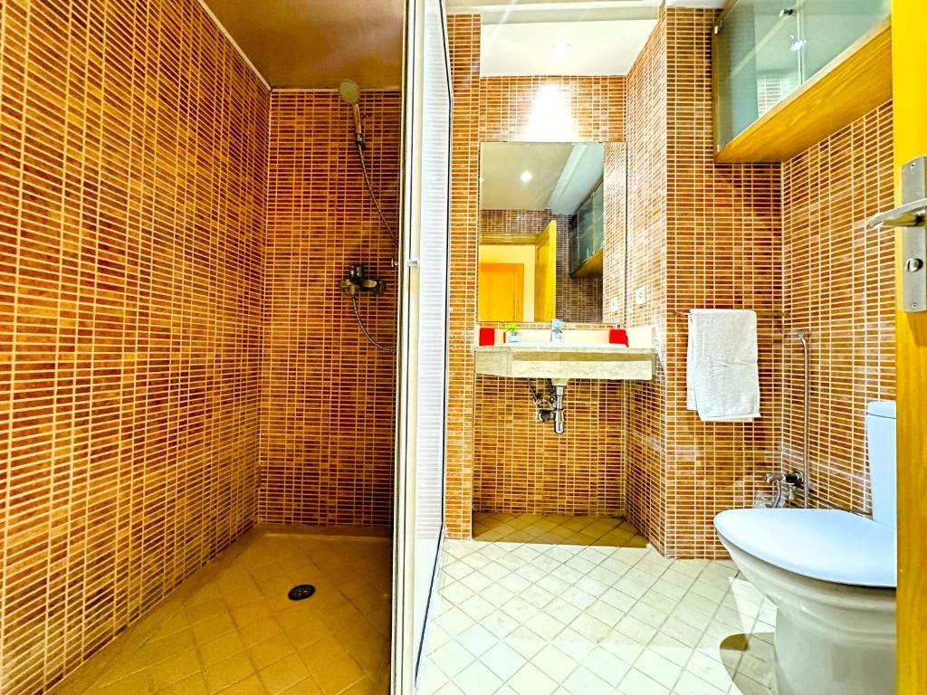Your cosy modern home - near airport photo 2
