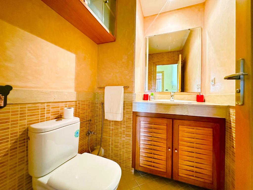 Your cosy modern home - near airport photo 4
