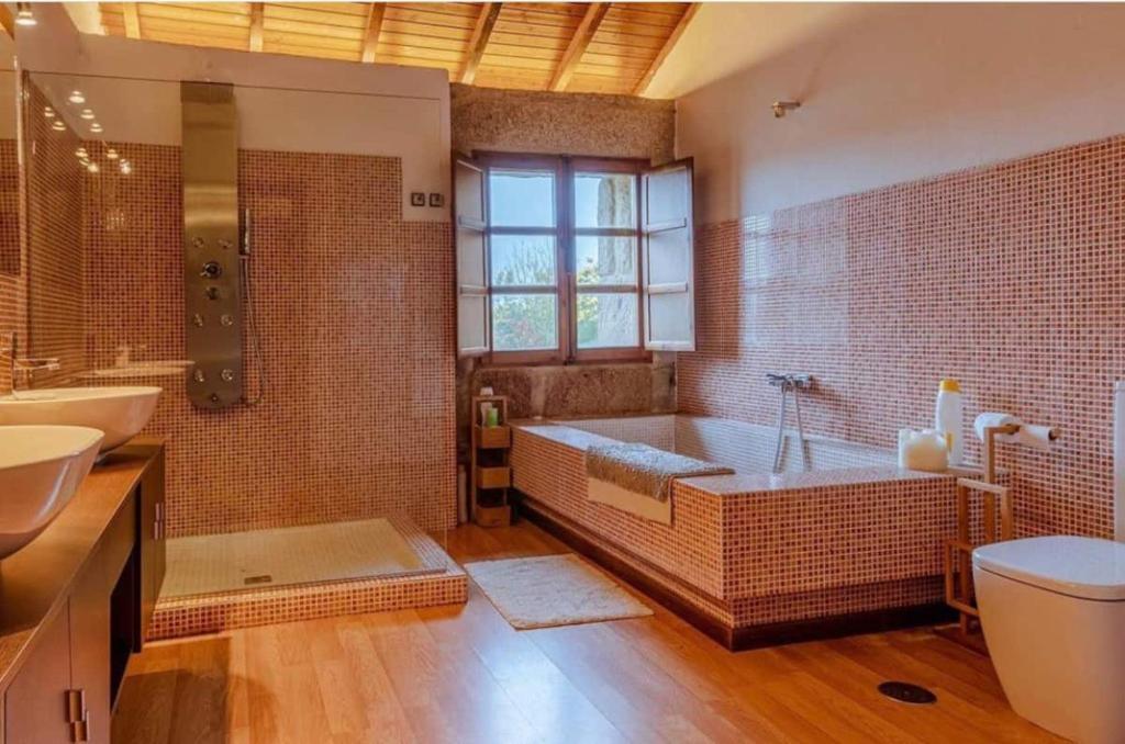 Habitación deluxe con chimenea y baño en casa de campo. Piscina y jardín. photo 3