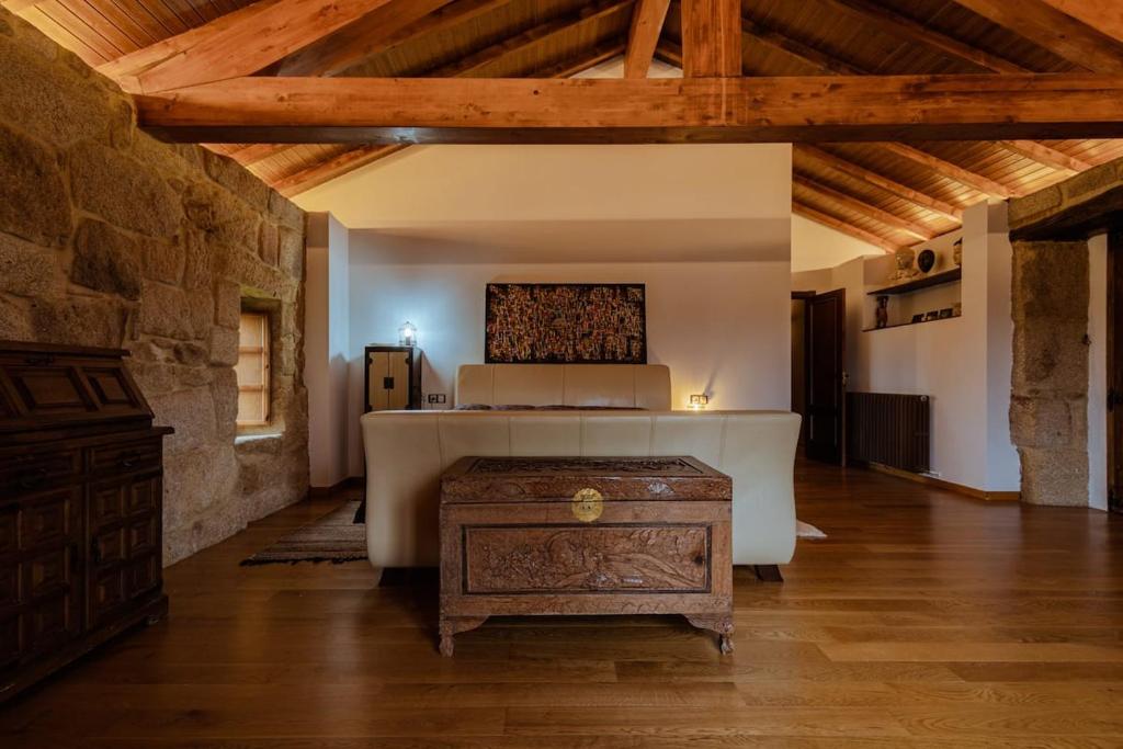 Habitación deluxe con chimenea y baño en casa de campo. Piscina y jardín. photo 2