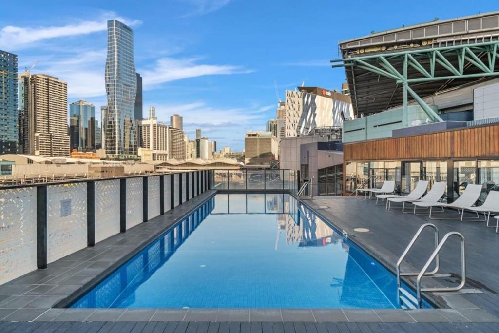 Cityscape Trendsetter - Contemporary Chic with Pool photo 1