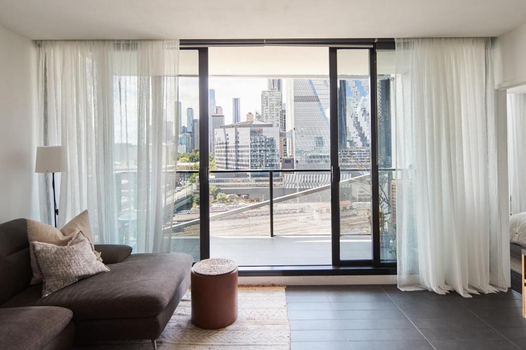 Cityscape Trendsetter - Contemporary Chic with Pool photo 3