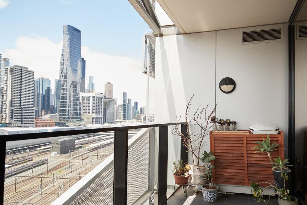 Cityscape Trendsetter - Contemporary Chic with Pool photo 4