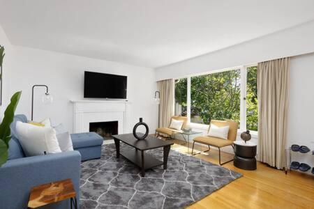 Spacious 3 bedroom property in North Vancouver photo 1