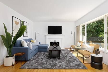 Spacious 3 bedroom property in North Vancouver photo 2