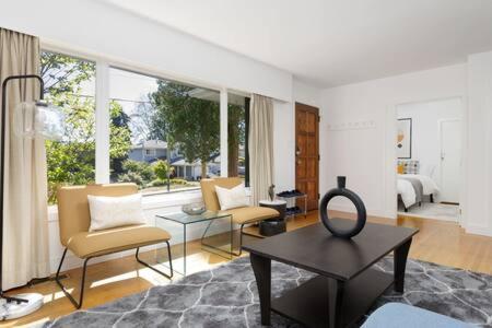 Spacious 3 bedroom property in North Vancouver photo 4