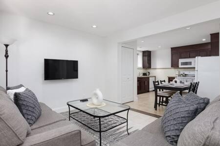 2 bdr Cozy Suite in North Van photo 2