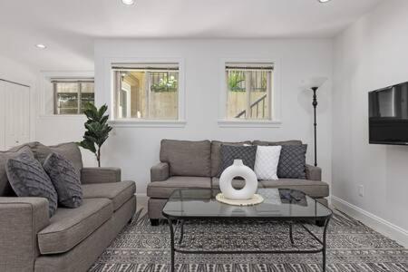 2 bdr Cozy Suite in North Van photo 3