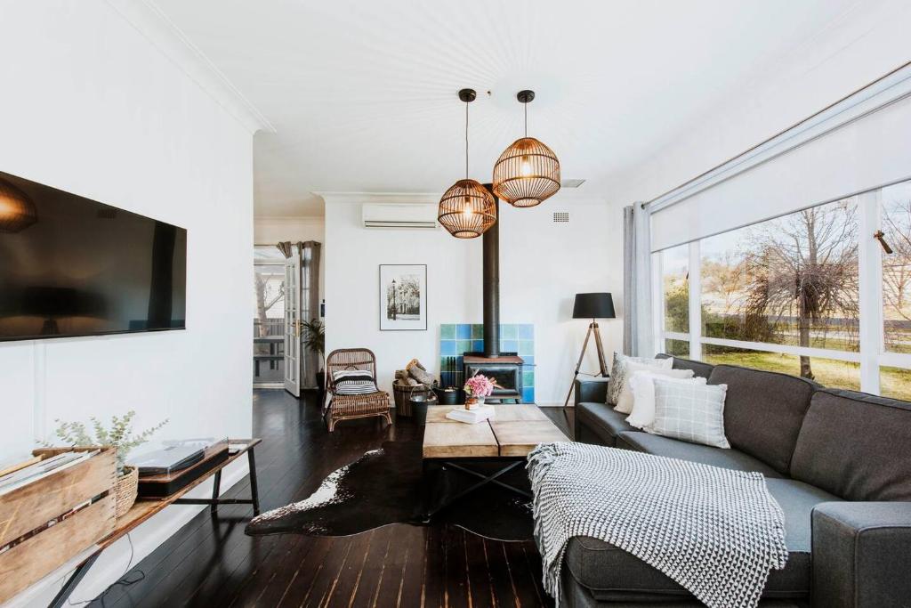 Charlie's Stylish Family-Friendly Cottage in Downtown Mudgee photo 1