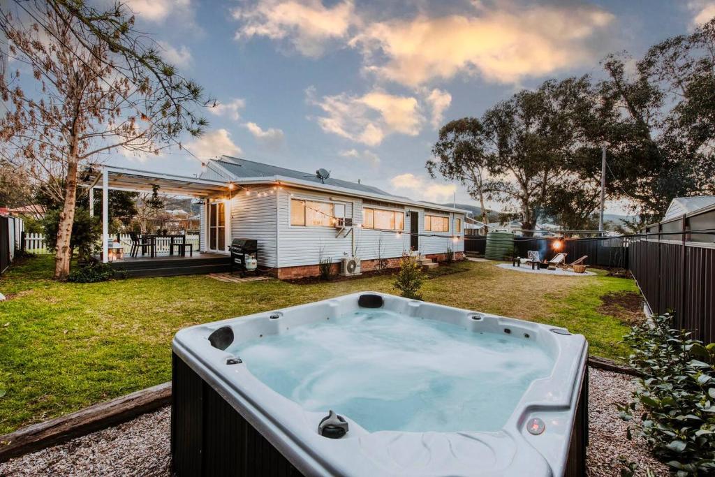 Charlie's Stylish Family-Friendly Cottage in Downtown Mudgee