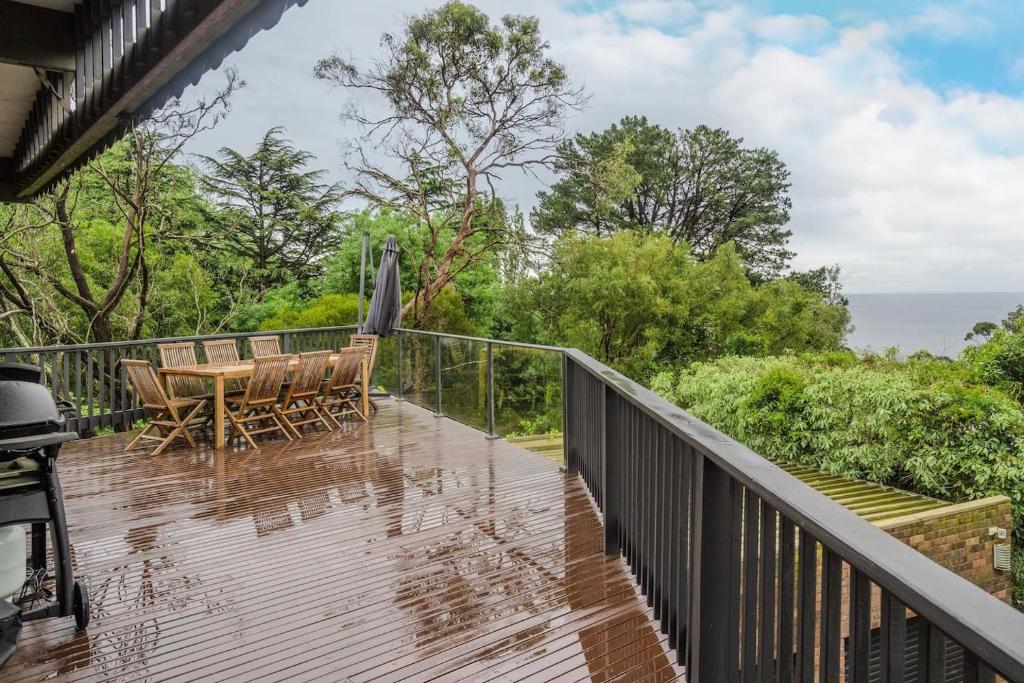 'The Treetop Canopy' A Magnificent Beachside Getaway photo 4