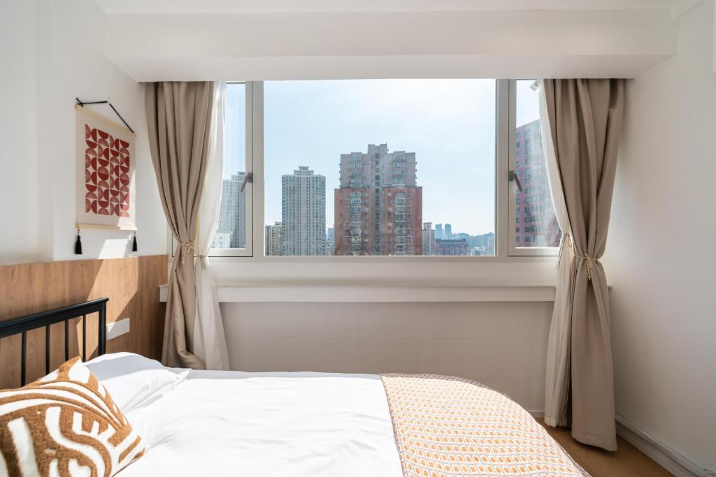 Shanghai Downtown Yidu Apartment - 150m walk from Exit 5 of Jiashan Road Metro Station photo 4