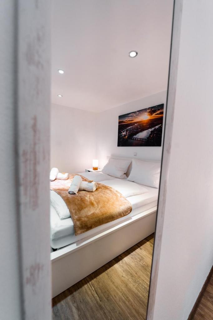 Moderne Stadtwohnung an der Fussgängerzone, Smart TV, Kingsize-Bett, Couch, Küche photo 4
