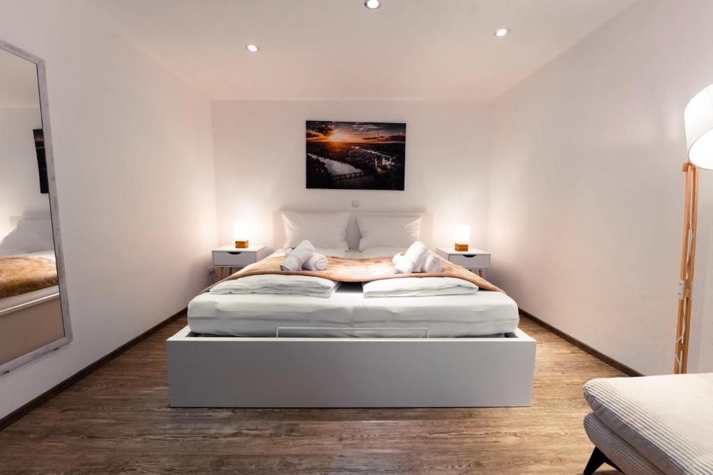 Moderne Stadtwohnung an der Fussgängerzone, Smart TV, Kingsize-Bett, Couch, Küche photo 1