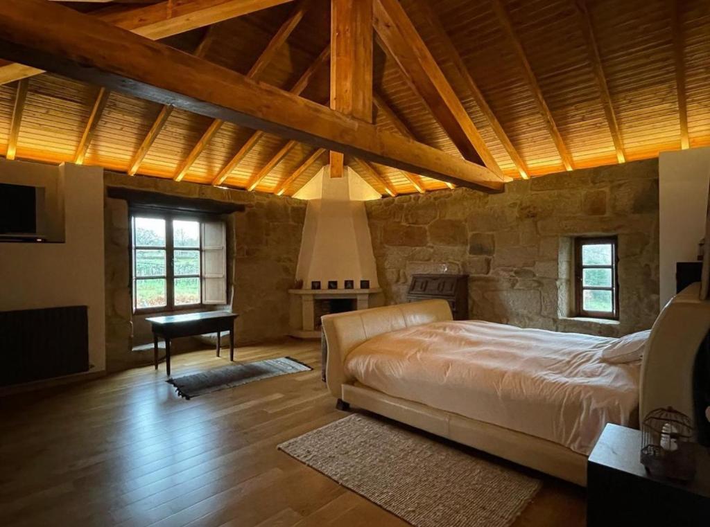 Habitación deluxe con chimenea y baño en casa de campo. Piscina y jardín. photo 1