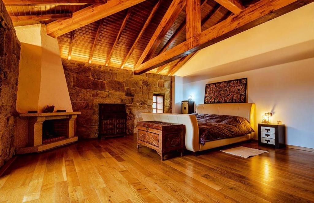 Habitación deluxe con chimenea y baño en casa de campo. Piscina y jardín.