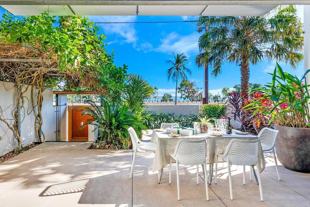 'Seaside Garden' Luxe Living at Sunset Beach photo 1