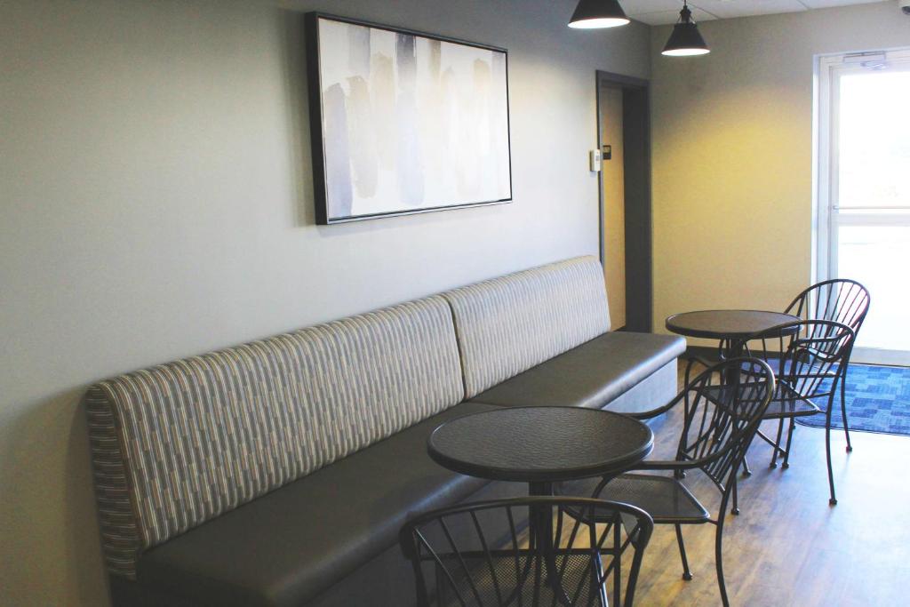 Days Inn by Wyndham Stony Plain photo 1