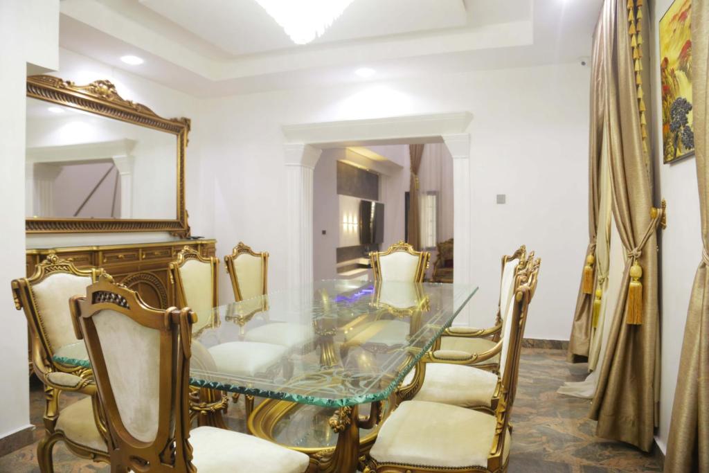 1164 Residence Apartment photo 2