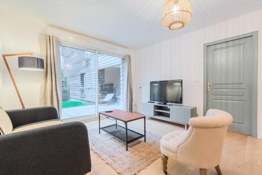 One bedroom apartment with parking & terrace photo 2