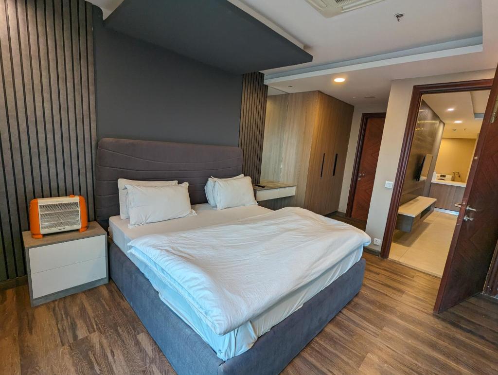 Goldcrest Mall one-bed Apartment photo 3