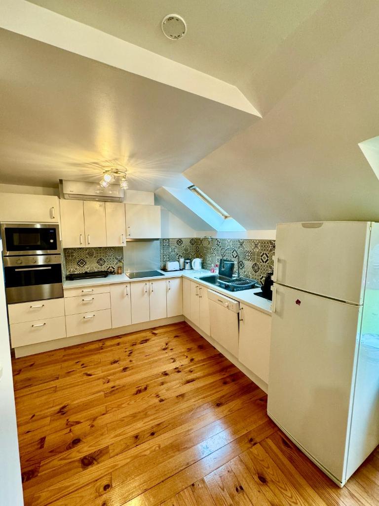 GITE DANINOU; meublé 3 chambres avec terrasse (1er étage du château) , salon et cuisine ouverte photo 2