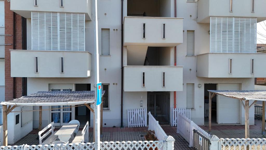F002 - Fano, trilocale con portico a 30mt dal mare photo 2