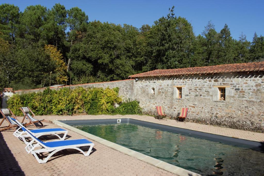 Logis Vendéen 10-12 personnes. piscine et parc. photo 3