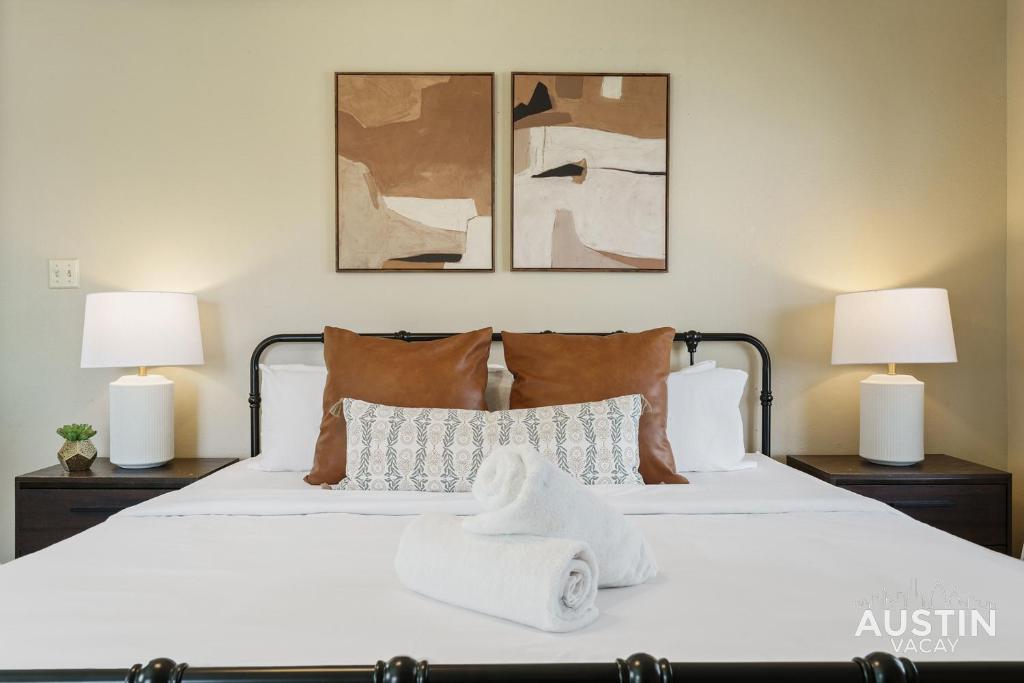 Walk to Zilker Patio w a View Elevated Balcony - Tap to explore photos