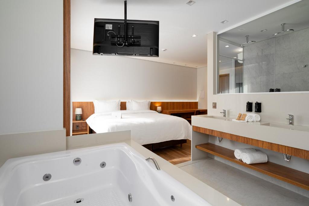 Vert Hotel Penedo photo 2