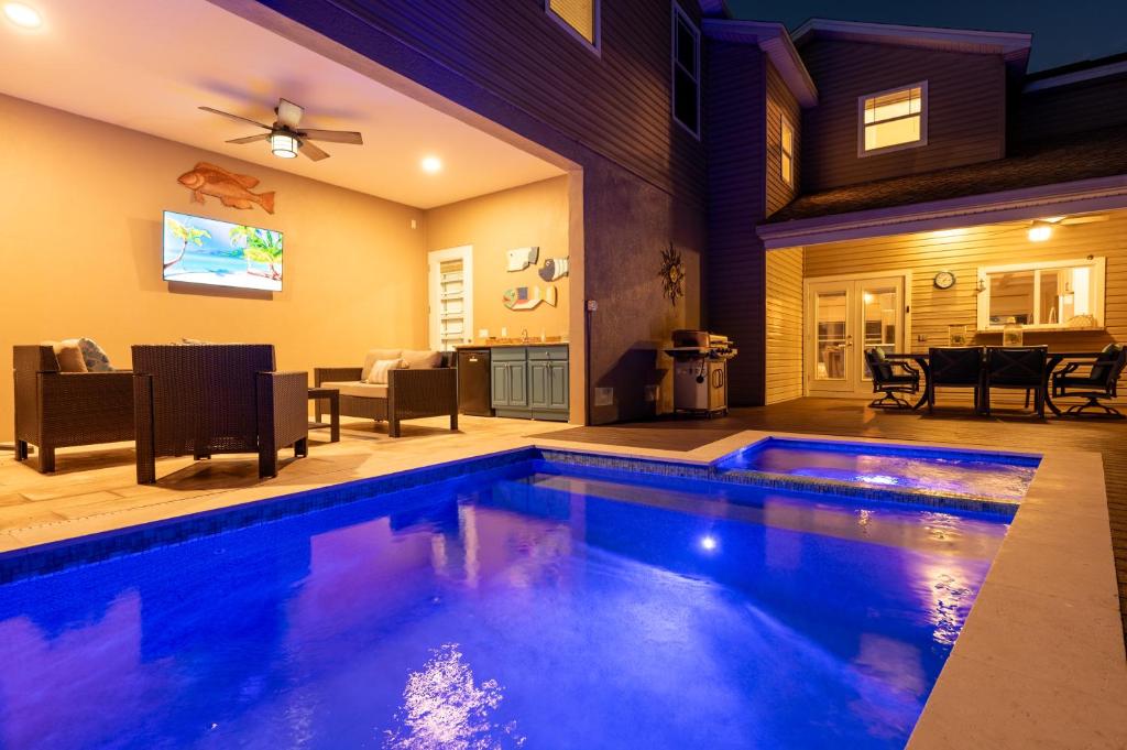 Bay Dreamin! Walk to the Beach, Pier, & Pine Ave! Heated Pool!
