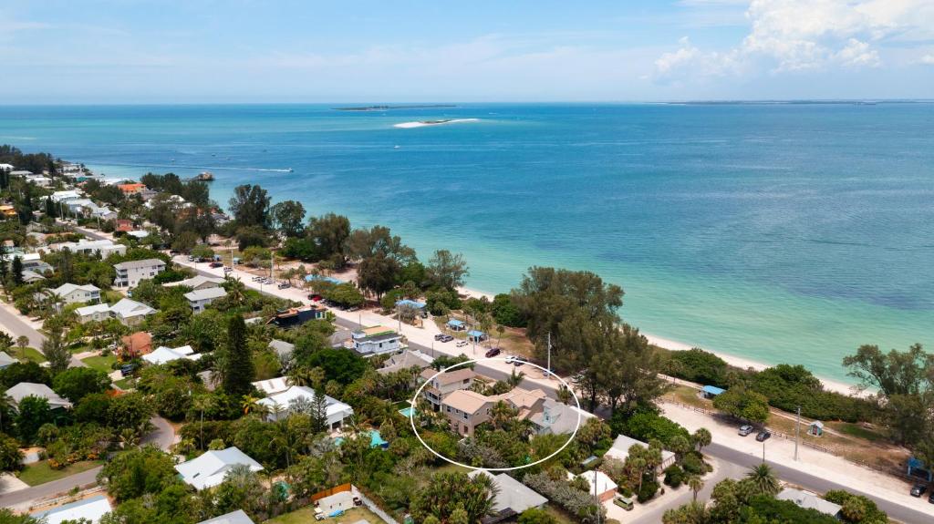 Bay Dreamin! Walk to the Beach, Pier, & Pine Ave! Heated Pool! photo 1
