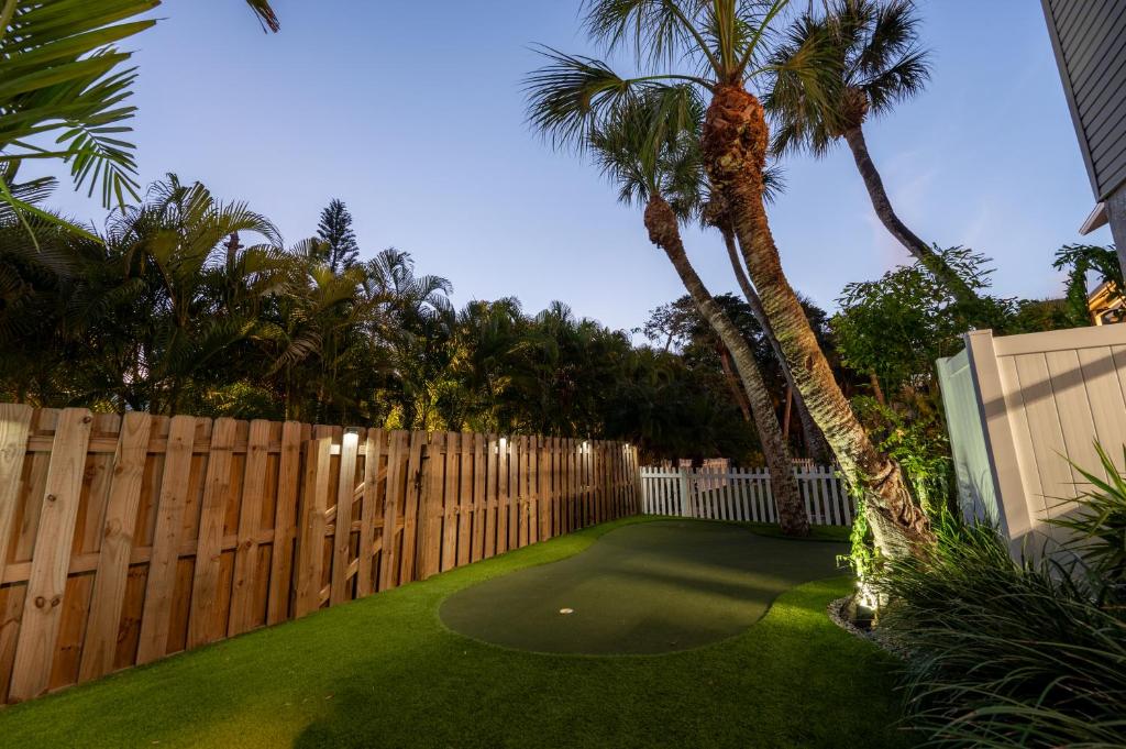 Bay Dreamin! Walk to the Beach, Pier, & Pine Ave! Heated Pool! photo 3
