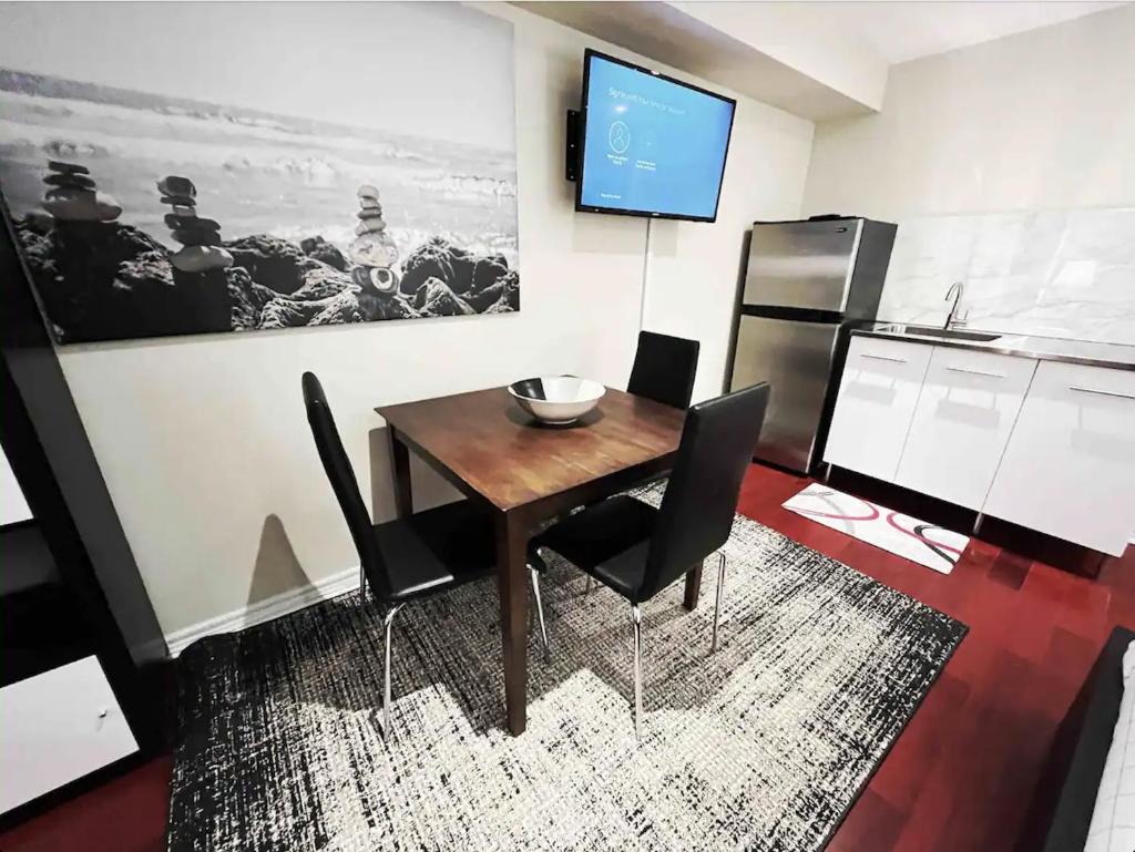 Stunning Rooms in Townhouse across the Beach photo 1