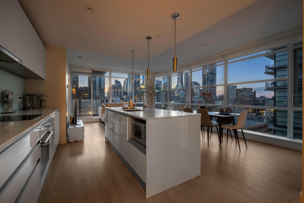 Luxury Corner Unit w Panoramic Tower & Downtown Skyline Views! FREE Banff Pass, Wine, Gym & Parking! photo 3
