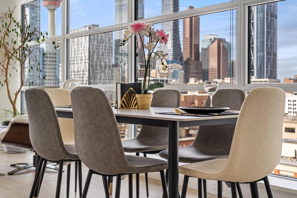 Luxury Corner Unit w Panoramic Tower & Downtown Skyline Views! FREE Banff Pass, Wine, Gym & Parking! photo 2
