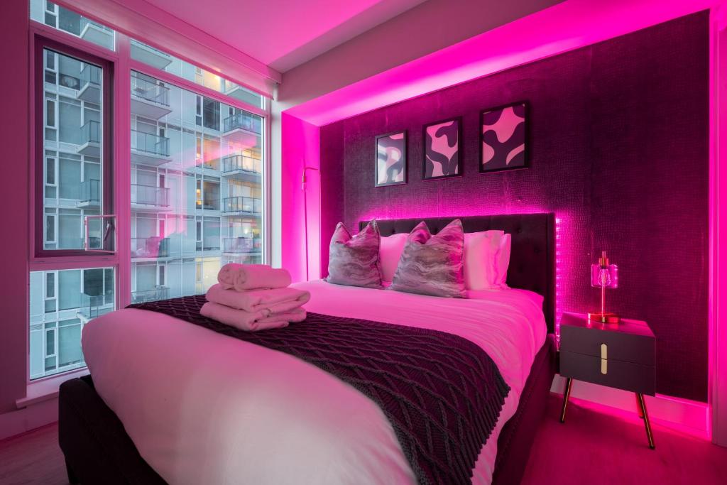 Luxury Corner Unit w Panoramic Tower & Downtown Skyline Views! FREE Banff Pass, Wine, Gym & Parking! photo 1