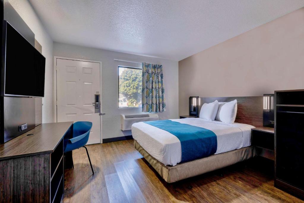 Motel 6 Anaheim, CA - Fullerton East Room Type - 1 Queen Bed |Free Parking